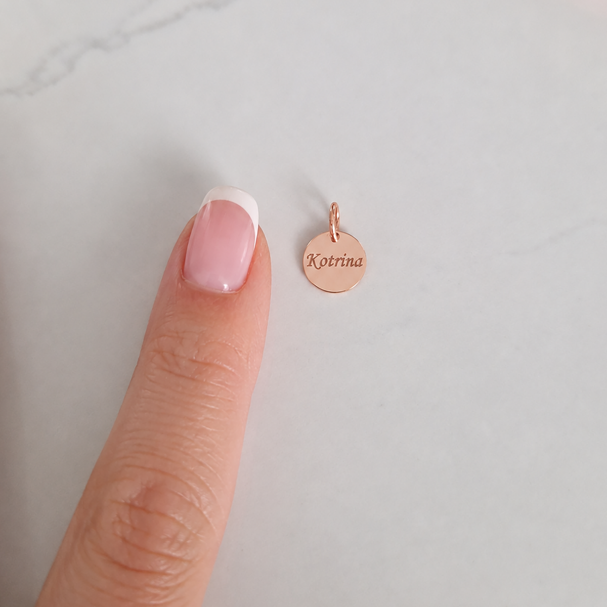 585 prabos auksinis personalizuotas pakabukas su graviravimu 10mm