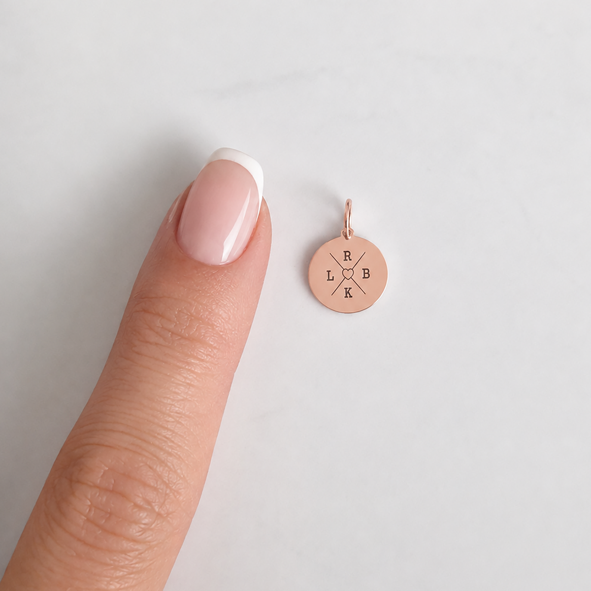 585 prabos auksinis personalizuotas pakabukas su graviravimu 12mm