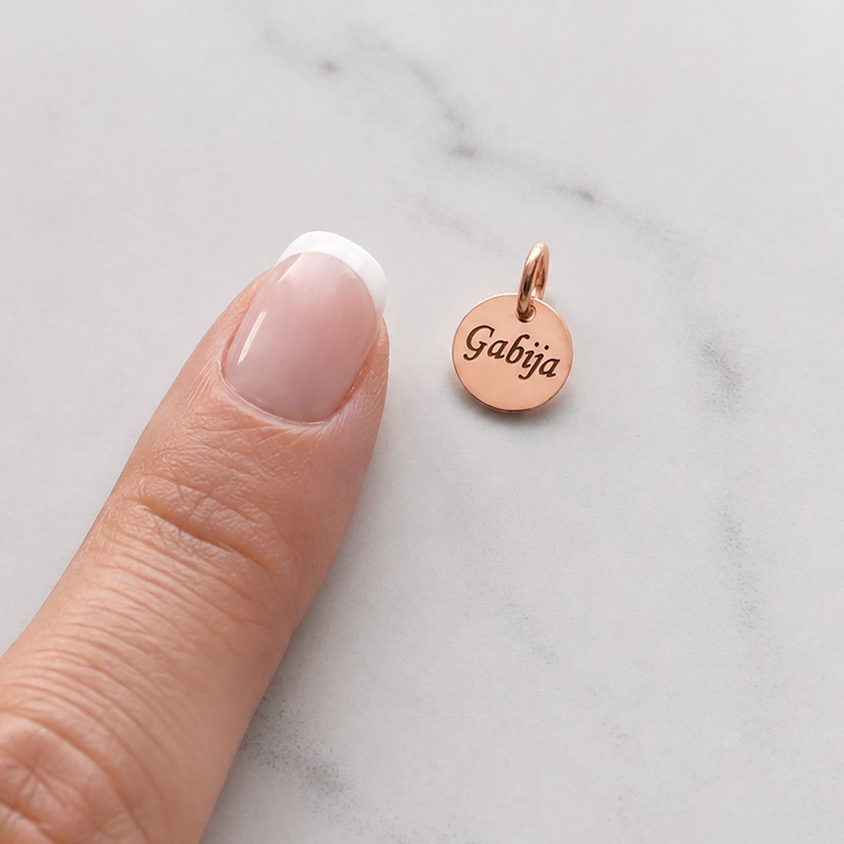585 prabos auksinis personalizuotas pakabukas su graviravimu 8mm